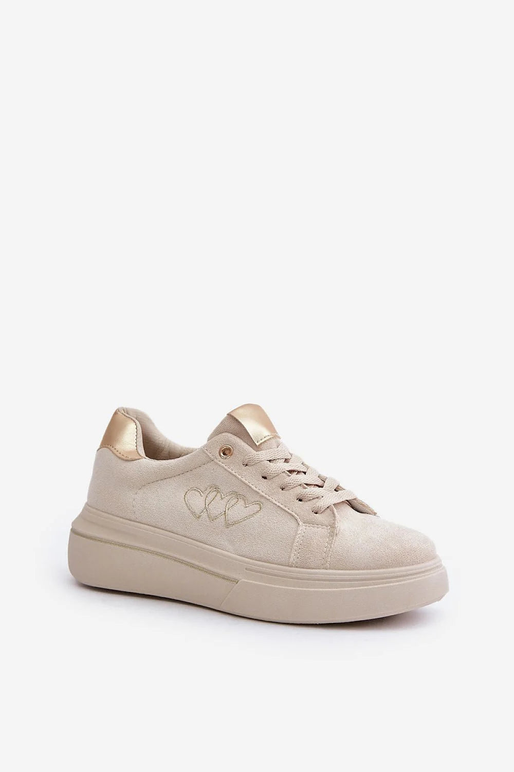 Chaussures de sport Step in style pour femmes, design moderne, style élégant, semelle plateforme, motif cœurs brodés, couleur beige clair, lacets ajustables, doublure isolée, détails dorés, mode tendance