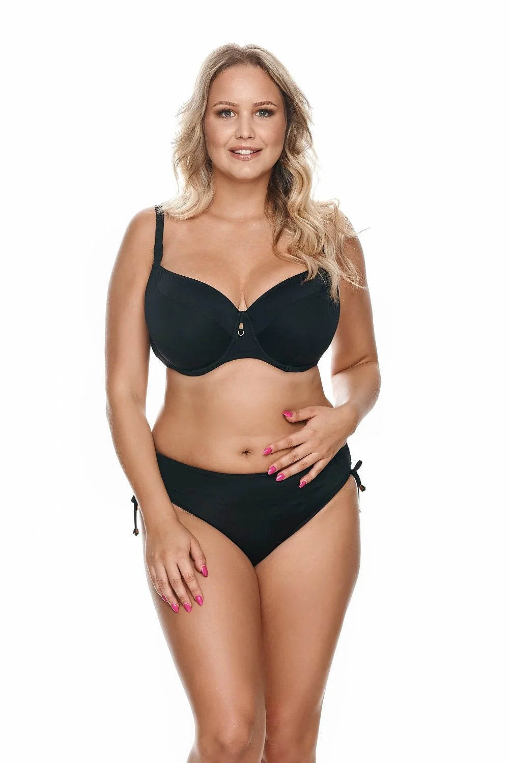 Bikini deux pièces femmes tailleur haute cuissardes noires soutien-gorge armatures détails métalliques matières nylon élasthanne plage piscine