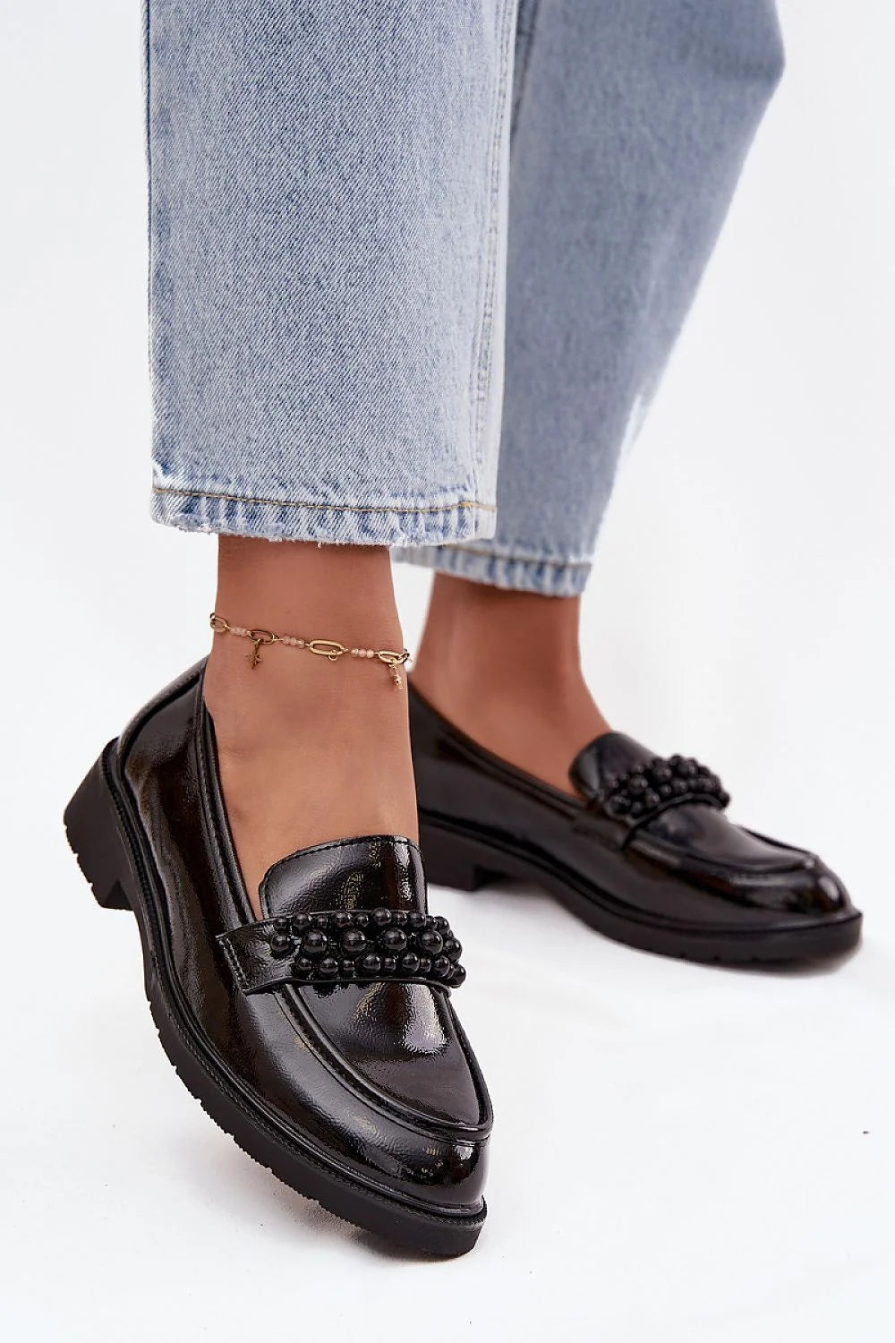 mocassins femme simili cuir verni noir bride ornée perles assorties bout légèrement pointu semelle crantée talon compensé intérieure cuir naturel