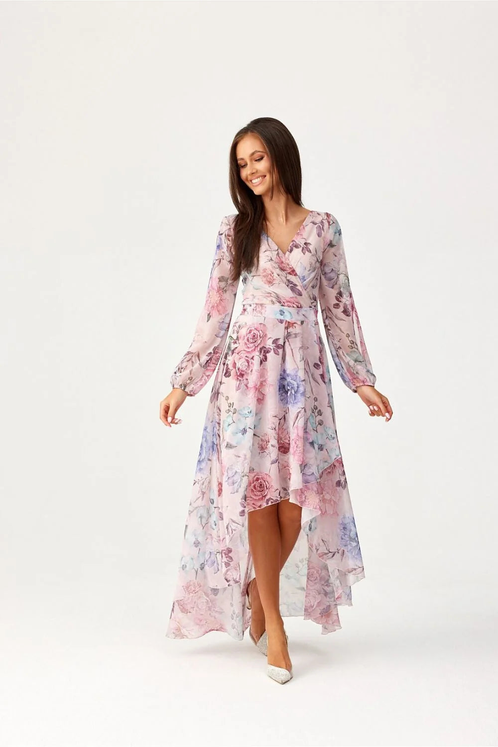 robe asymétrique longue motif floral pastel manches bouffantes poignets resserrés taille cintrée ceinture intégrée chiffon voile fluide décolleté V croisé