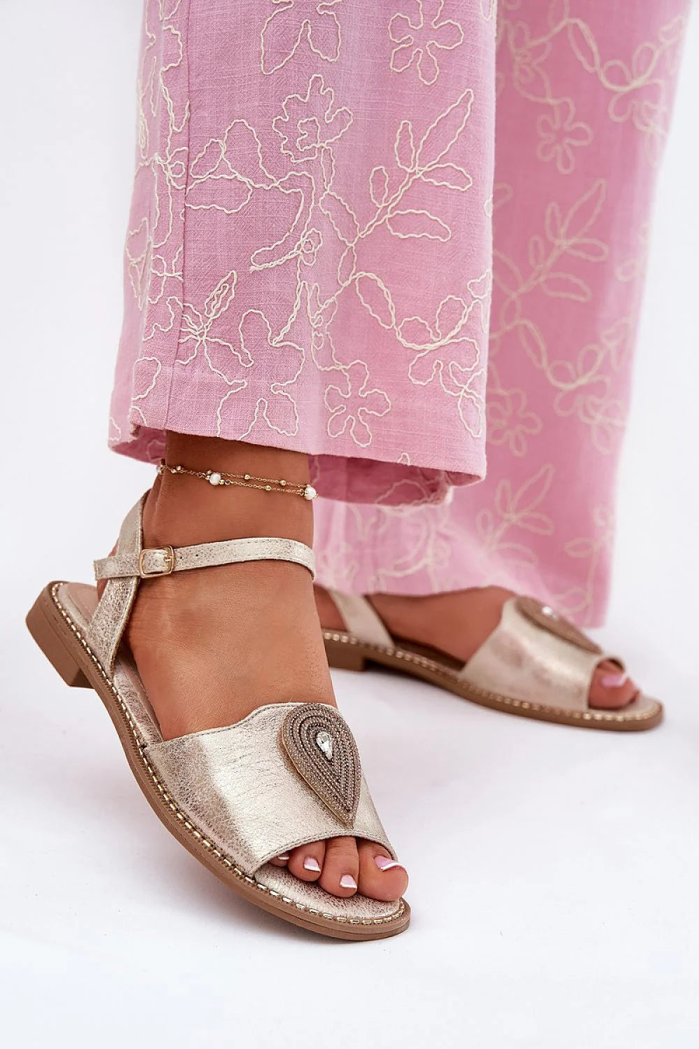Sandales féminines élégantes à bride ajustable en cuir artificiel doré, talon plat, détails brodés, occasion estivale