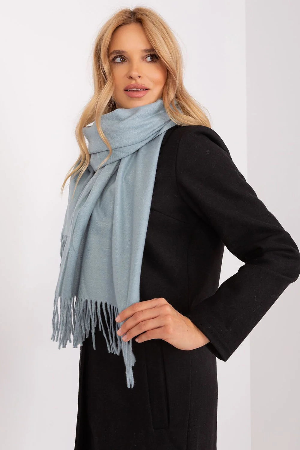 Écharpe longue en laine mérinos, style moderne, franges bleu pâle, idéale pour l'hiver, accessoire chic femme