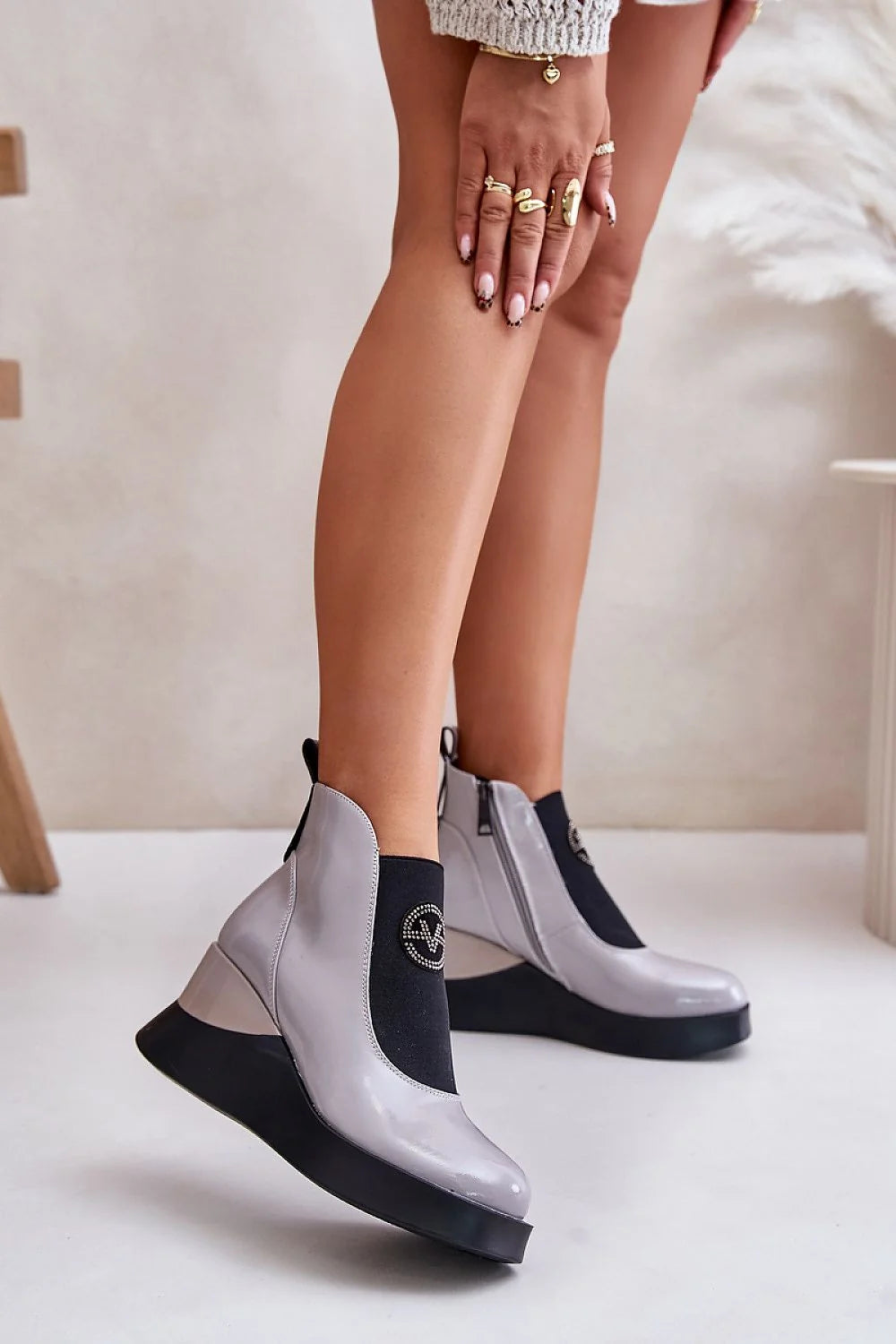 Bottes cothurnes pour femme en cuir naturel fermeture éclair logo décoratif semelle épaisse style moderne élégant sportif ajustée cheville 8 cm talon