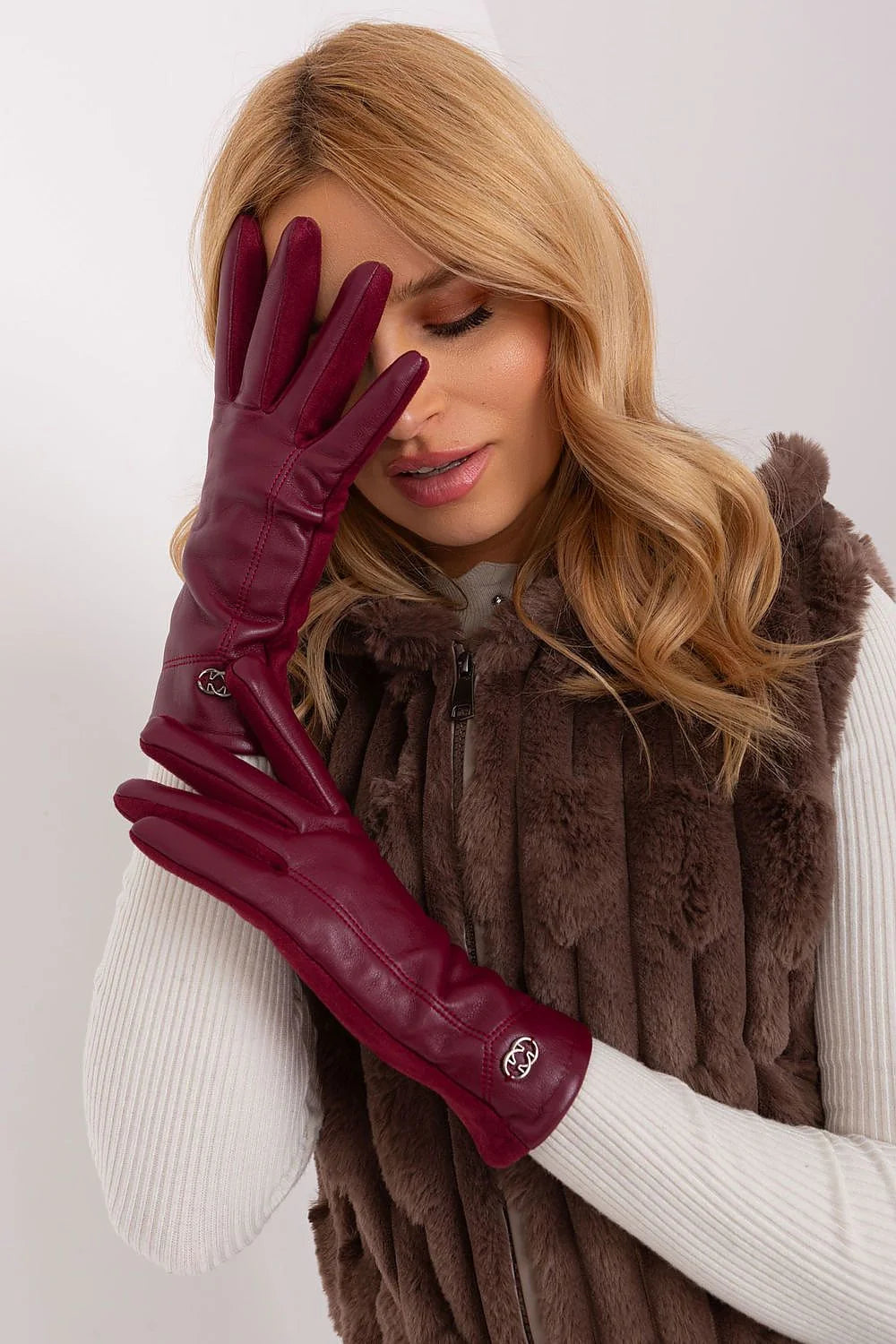 Gants élégants isolés pour femmes en polyuréthane et polyester, rouge bordeaux, design classique, bouton métallique, manchons ajustés, style intemporel, mode automne-hiver