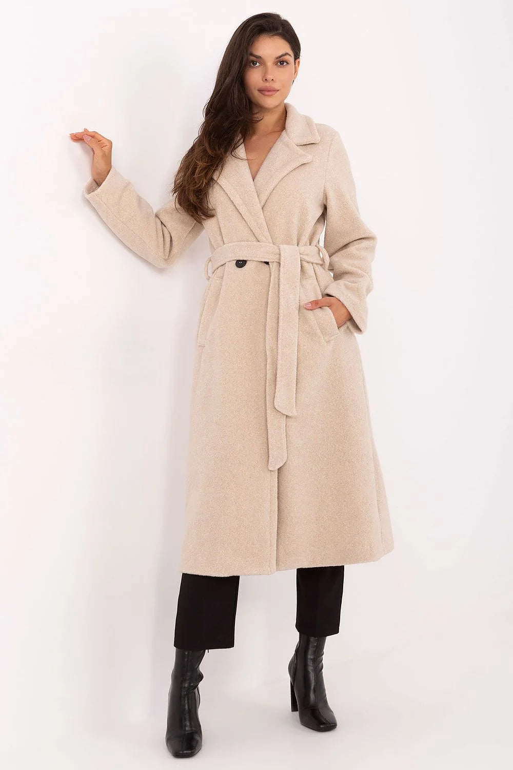 manteau long femme bouclé beige ceinturé col tailleur épaules tombantes coupe droite double boutonnage nouée poches latérales léger chic élégant