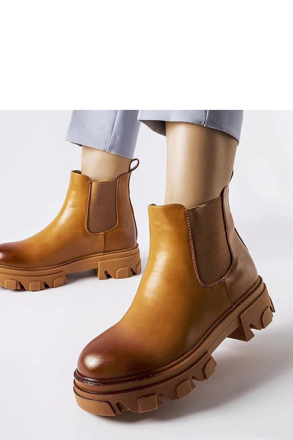 bottines Chelsea cuir lisse marron foncé finition polie design classique panneaux élastiques latéraux semelle épaisse plateforme caoutchouc crantée