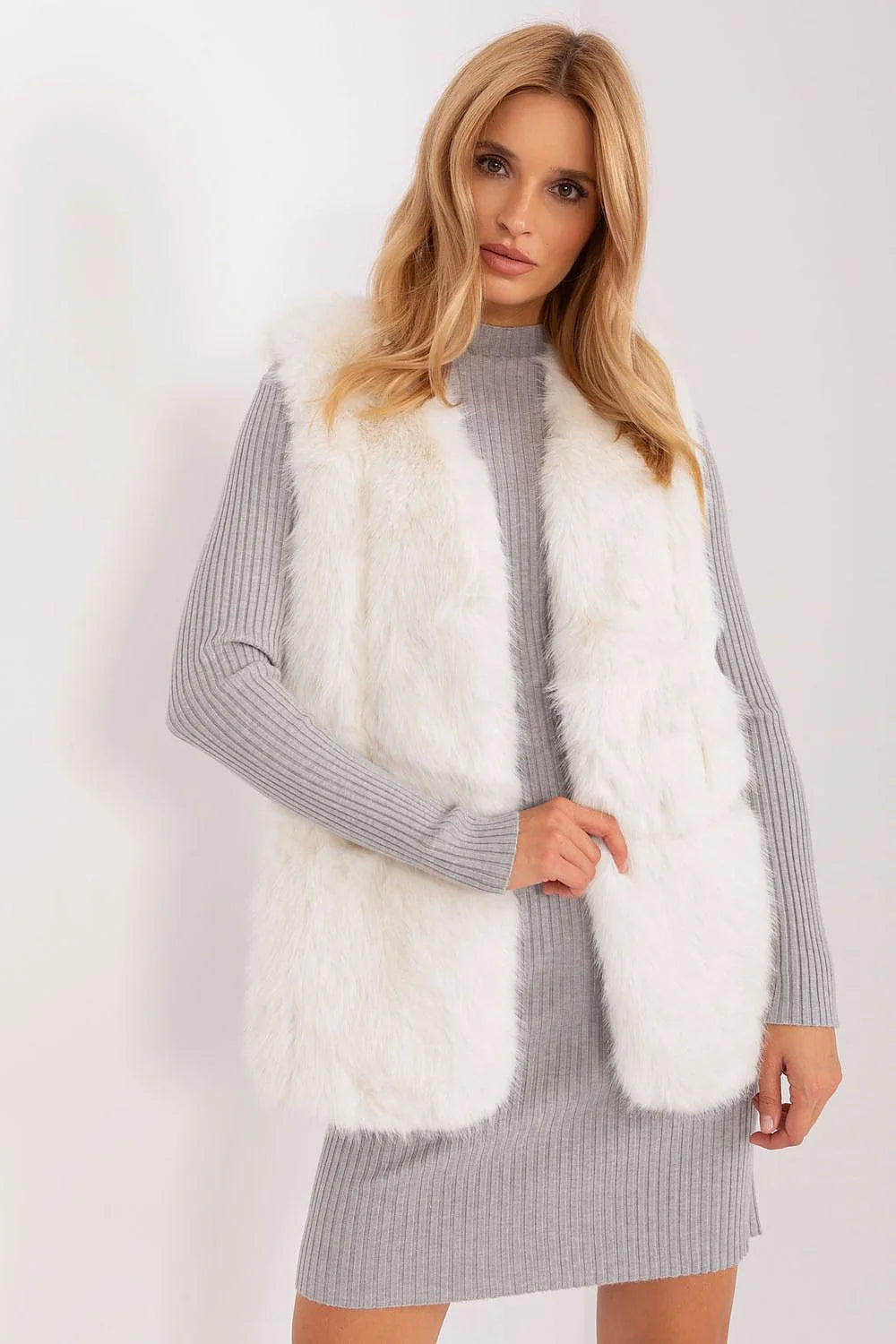 Gilet sans manches en fausse fourrure blanc robe tricot gris clair ensemble mode femme style moderne chic élégant