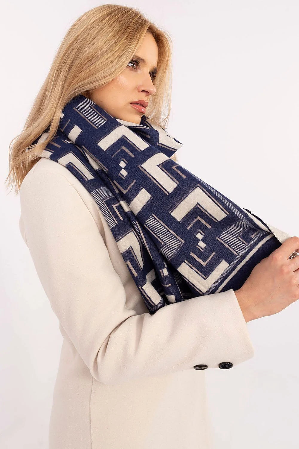 Écharpe pour femme en viscose et laine, motifs géométriques bleu marine et crème, longue et légère, franges subtiles, style moderne et élégant