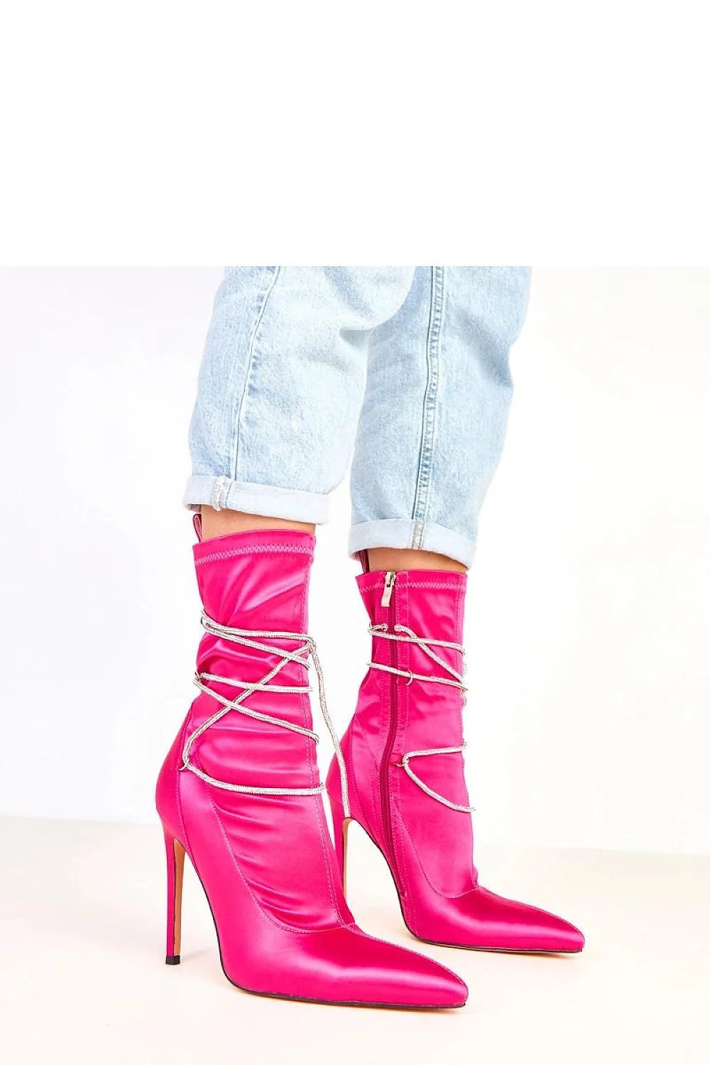 bottines satinées fuchsia bout pointu talon aiguilles douze centimètres tige montante lacets décoratifs sertis zircons doublure tissu douce