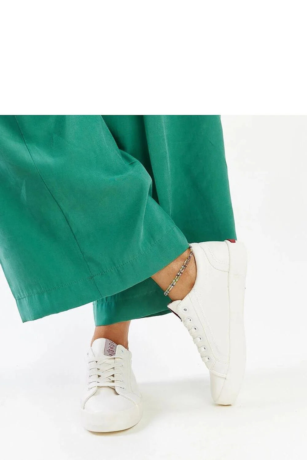 Baskets modernes femmes confortables simili cuir écologique blanches lacées semelle caoutchouc profil bas style urbain tous les jours