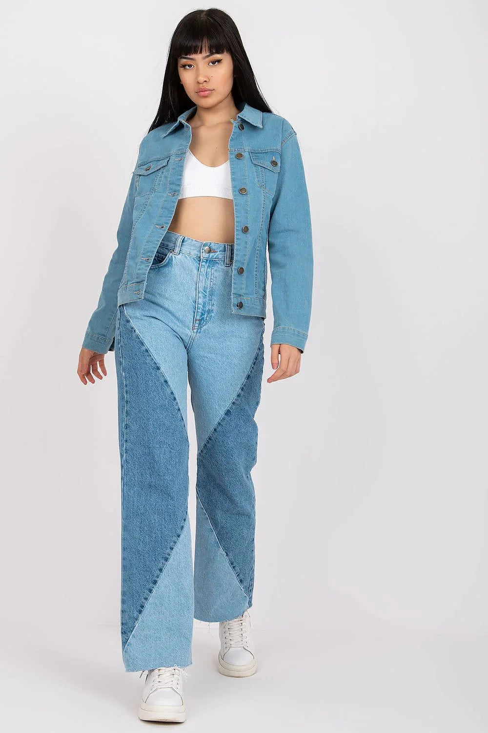 Veste en denim style classique denim bleu clair col rabattu boutons métalliques poches à rabat coupe ajustée look casual mode femme