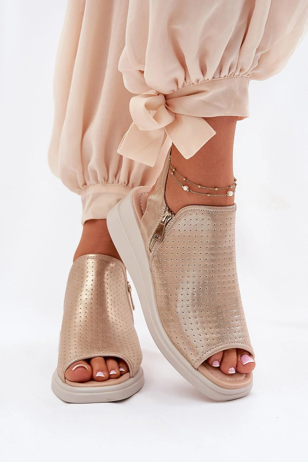 Sandales femmes style moderne dorée perforée cuir artificiel semelle épaisse补偿é fermeture éclair côté été