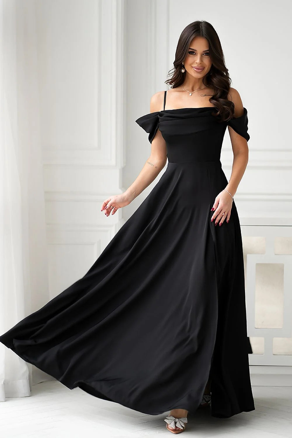 Robe longue soirée élégante sans manches épaules nues tissu fluide noir femme occasion spéciale