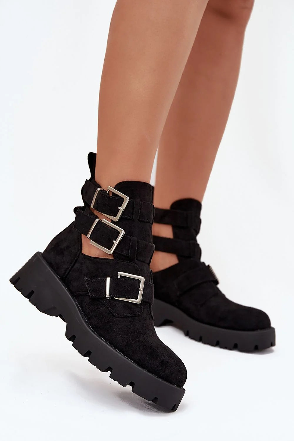 bottines femme chelsea biker daim noir bout rond semelle plateforme crantée caoutchouc brides sangles boucles argentées réglables confortables mode