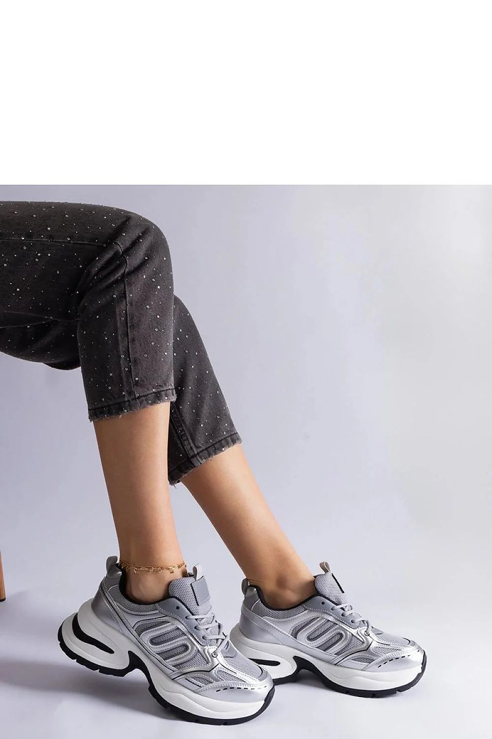 Baskets femmes futuristes modernes sportives style streetwear confort élégance couleur argentée intérieur mesh extérieur cuir design dynamique idéales pour entraînement quotidien