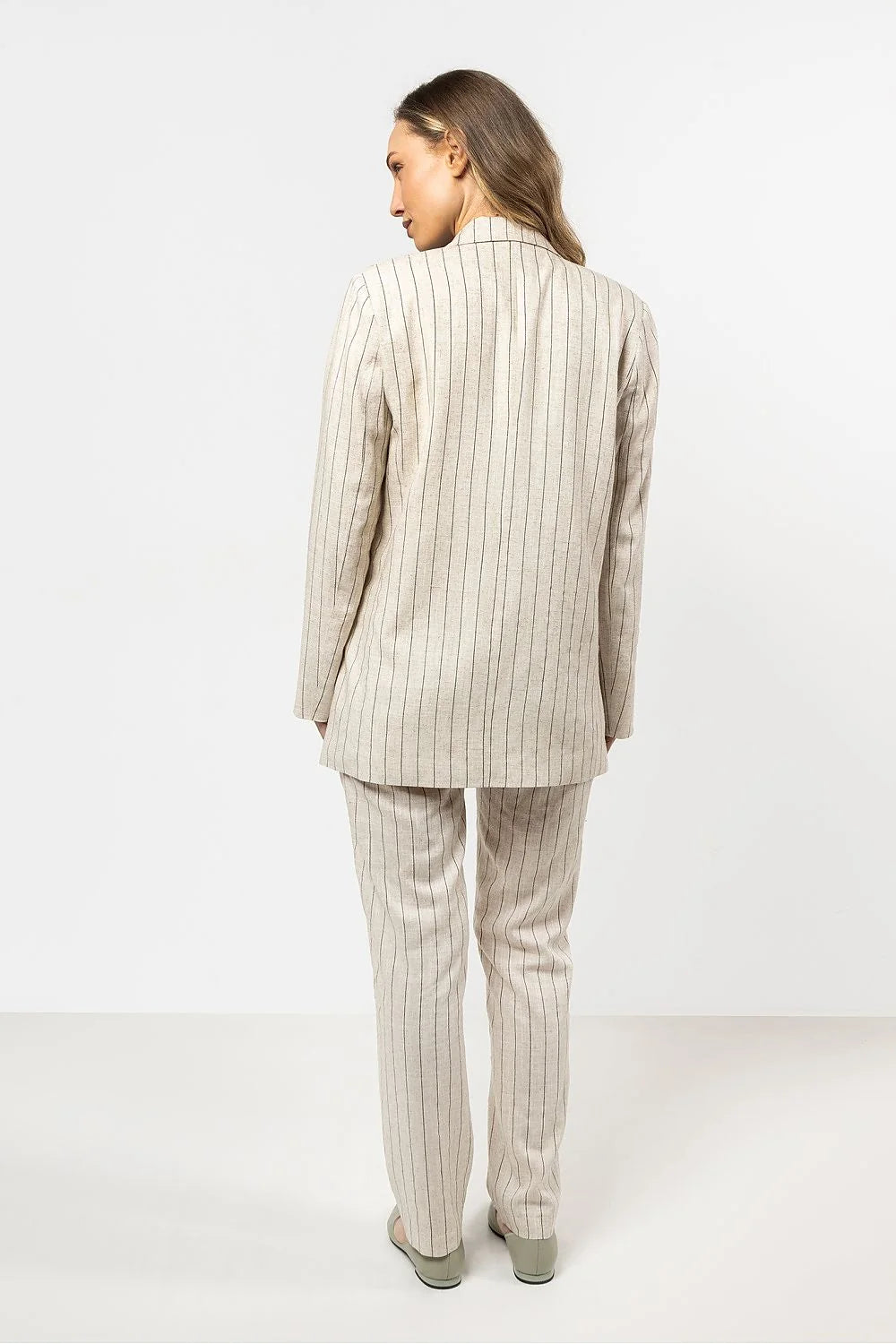 Tailleur-pantalon femme moderne chic en lin coton rayures verticales beige clair coupe droite ajustée occasion professionnelle formelle
