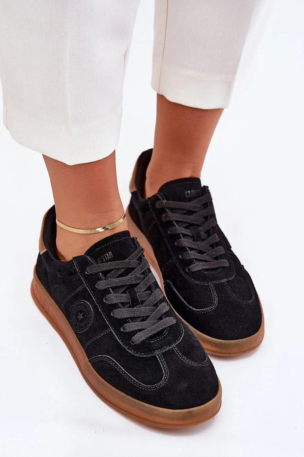 Chaussures de sport Step in style, baskets basses pour femmes, design moderne, style sportif, couleur noire, semelle marron, logo discret, tige en suède, lacets assortis, coupe confortable, durabilité exceptionnelle