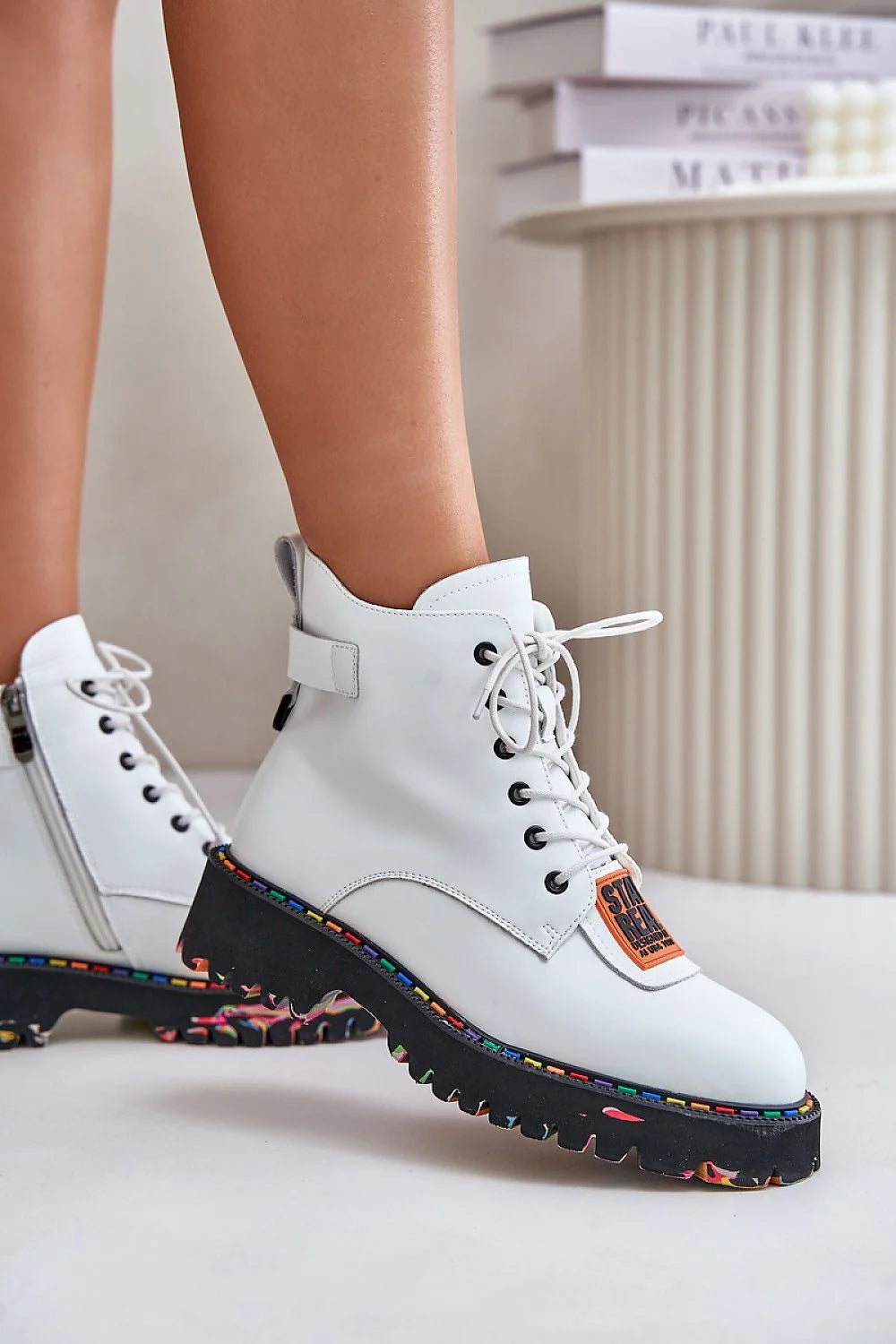 Bottes pour femmes audacieuses élégantes cuir blanc lisse haute qualité fermeture éclair latérale semelle caoutchouc éclaboussures logo beige