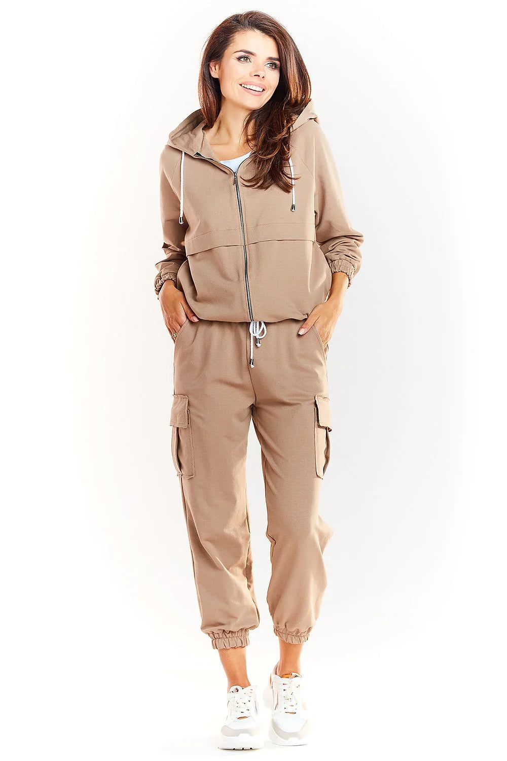 Veste à capuche coton beige décontractée pour femme moderne avec poches latérales et confort optimal