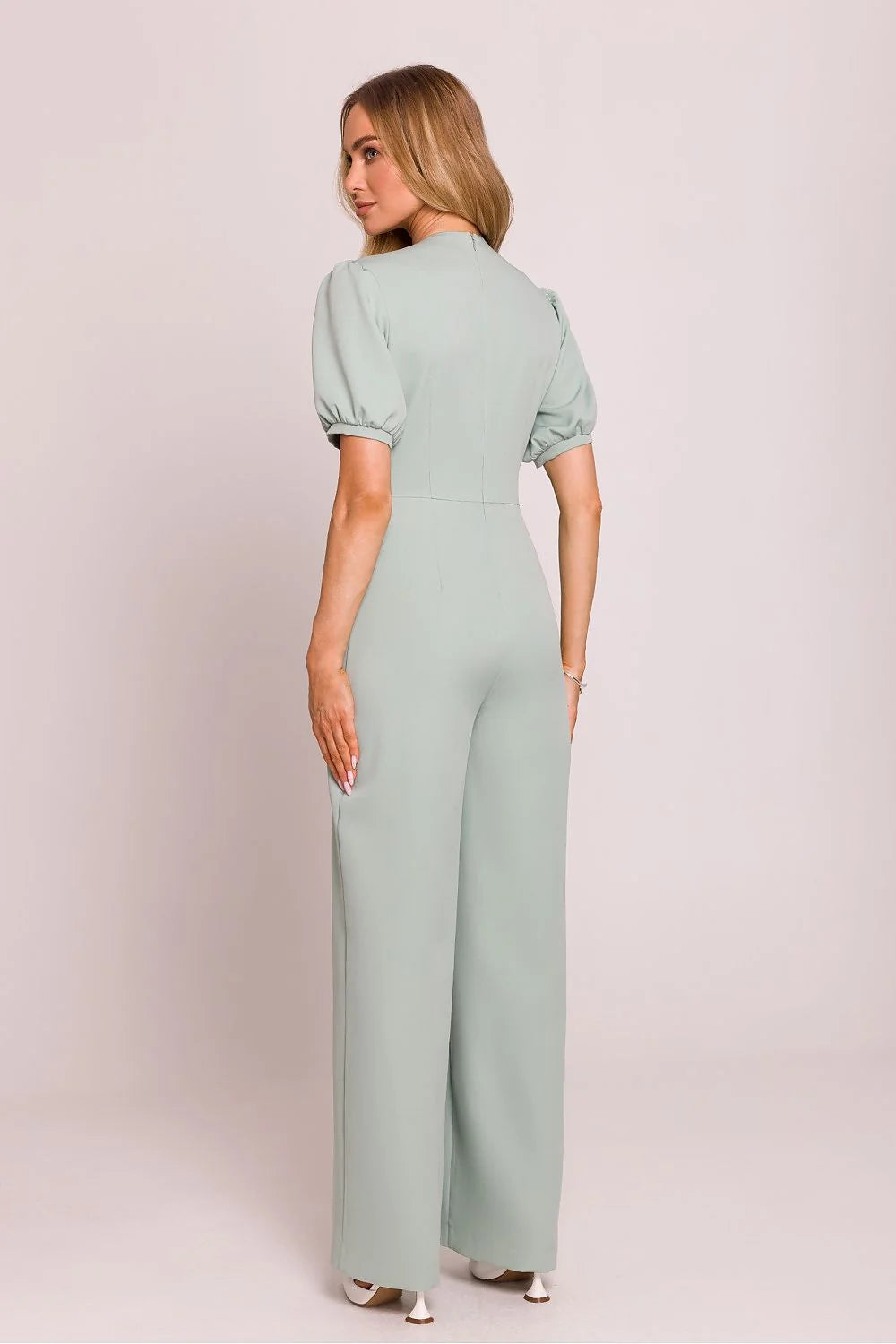 combinaison femme vert pastel taille haute corsage cintré décolleté V manches ballon courtes épaules froncées pantalon palazzo large fluide élégant