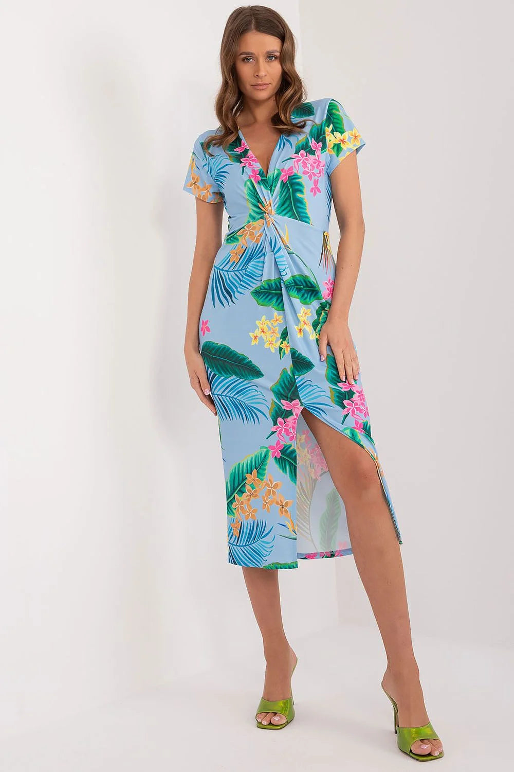 Robe d'été tropical longueur midi manches courtes décolleté en V tissu léger coloré motifs floraux femmes