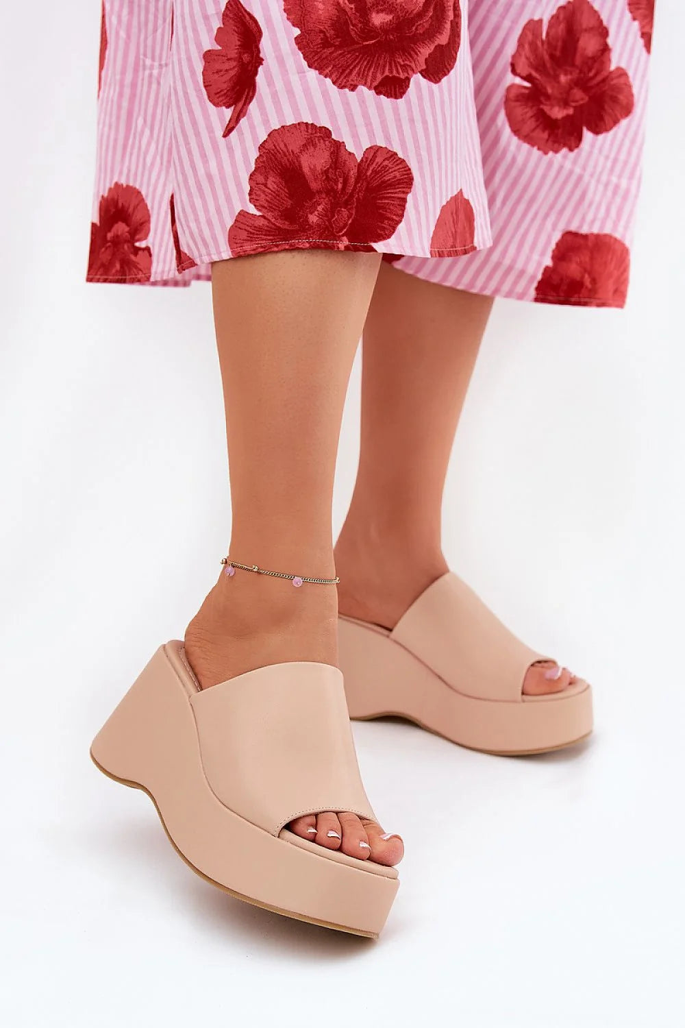 Mules compensées féminines design moderne élégant beige nude cuir artificiel semelle confortable plateforme talon ouvert style décontracté