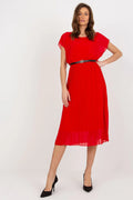 robe cocktail élégante rouge midi plissée mousseline légère fluide taille marquée fine ceinture noire boucle dorée manches kimono encolure ronde