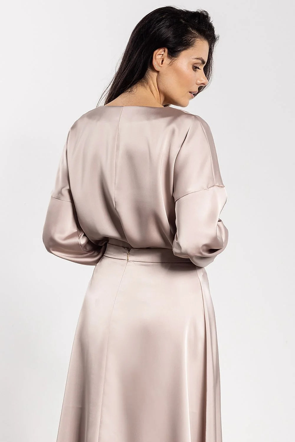 blouse satinée col V manches ballon longues poignets élastiqués jupe midi évasée taille haute coupe fluide champagne rosé élégante soyeuse