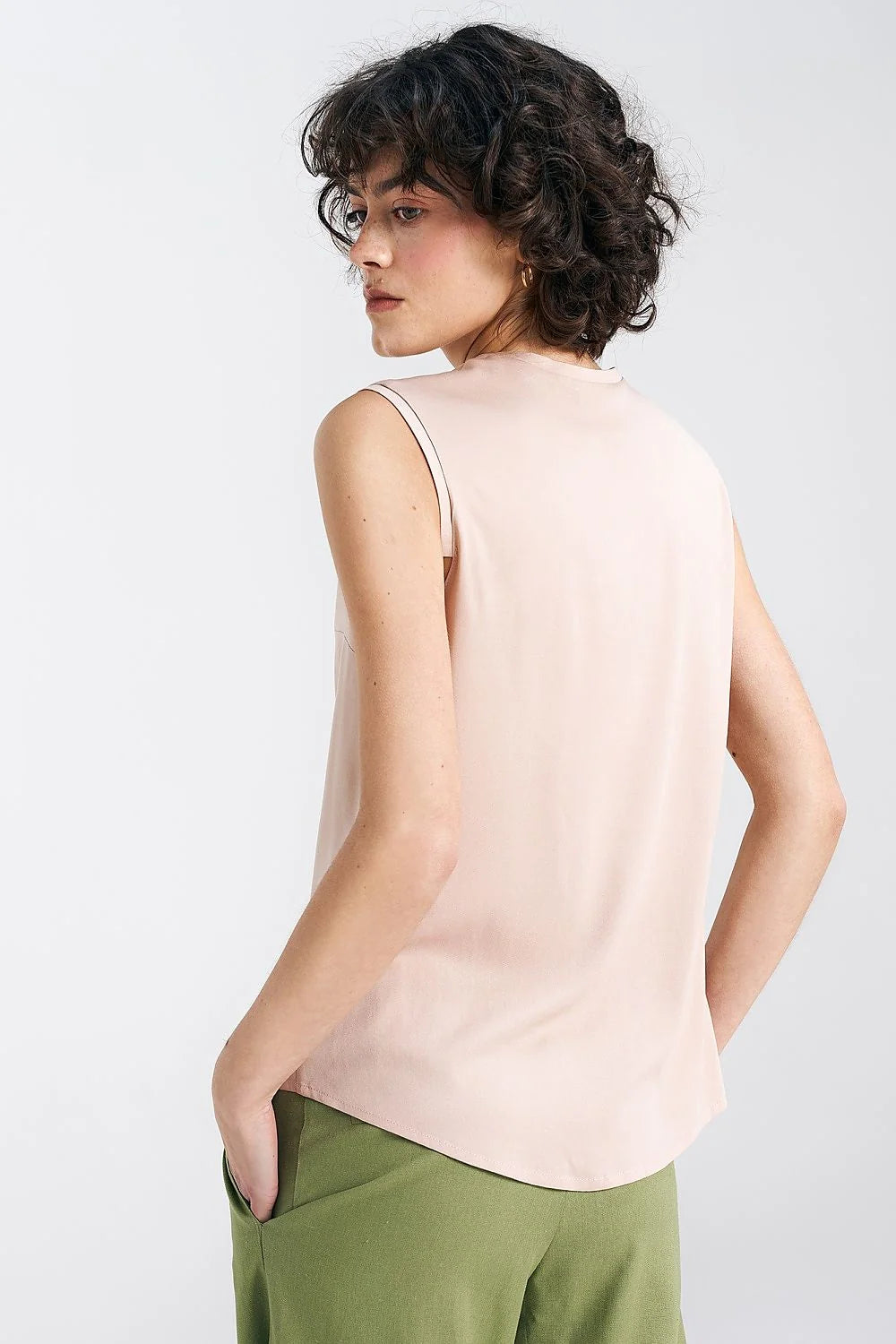 chemisier Nife femme coupe régulière encolure V profonde sans manches viscose léger fluide rose poudré minimaliste