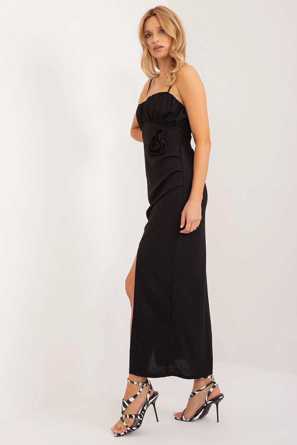 Robe de cocktail élégante longue noire spaghetti décolleté froncé taille marquée fleurs fente jambe femme