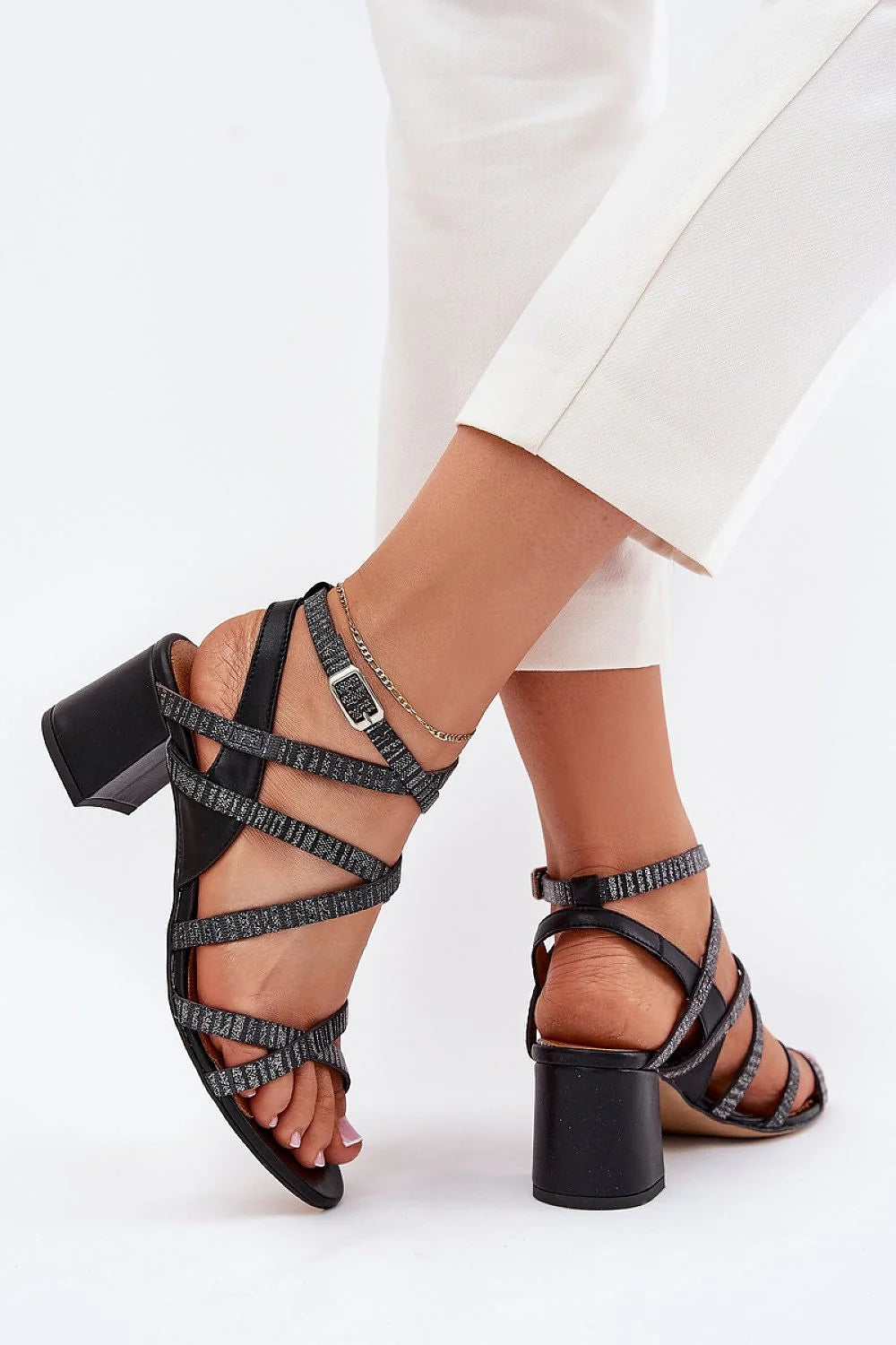 sandales femme talon bloc moyen brides croisées bout ouvert cuir noir scintillant argenté semelle intérieure rembourrée boucle réglable confortable élégant