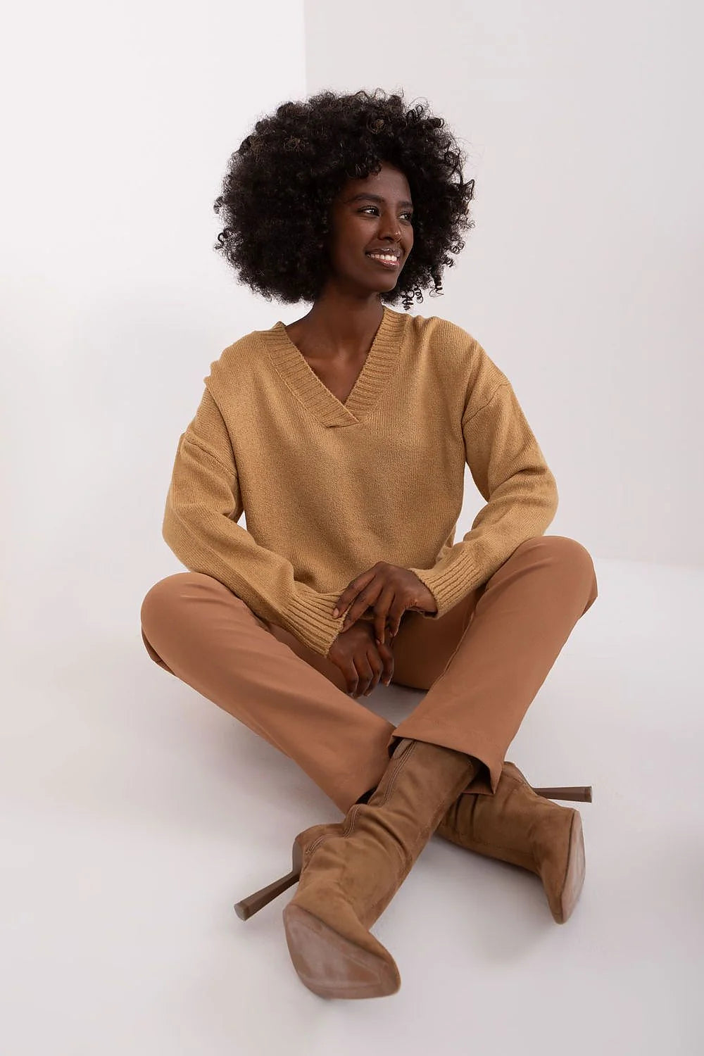Pull femme oversize en tricot couleur camel coupe ample manches longues encolure V finitions côtelées