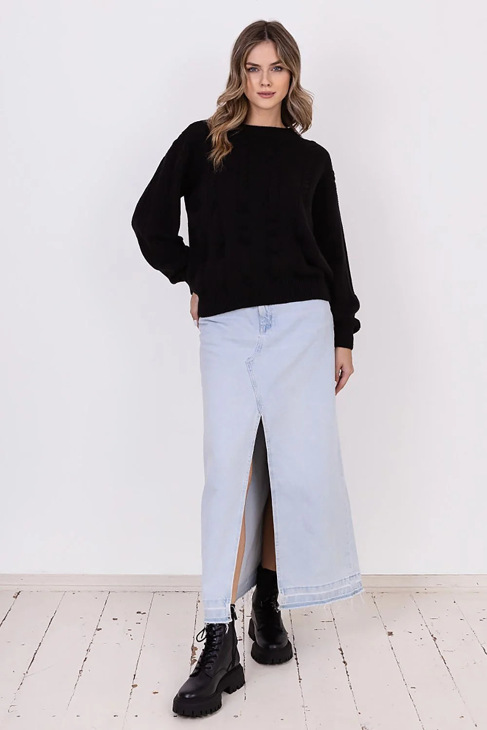 Pull et jupe femme mode classique texture torsadée couleur noir et bleu longueur totale coupe ample fente frontale