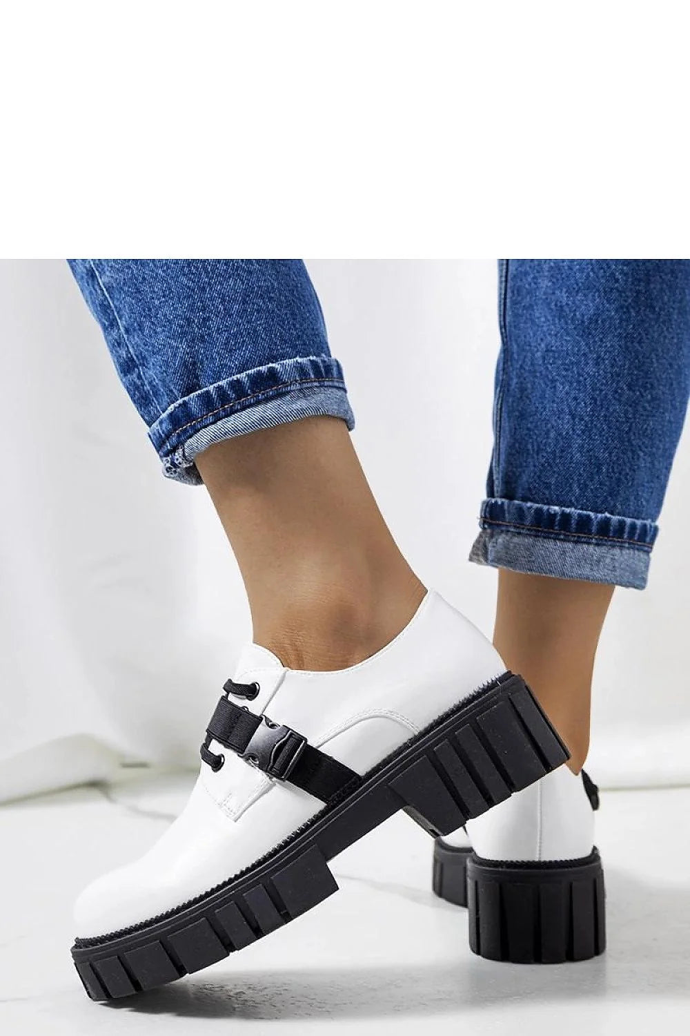 Chaussures basses femmes mode contemporaine cuir blanc semelle épaisse lacets élastiques style urbain confort élégance