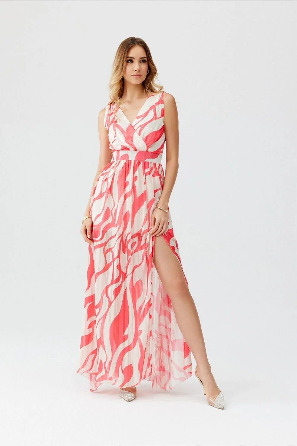 Robe longue bohème chic imprimé abstrait rose et blanc tissu mousseline décolleté V dos nu ceinture intégrée occasion estivale femme