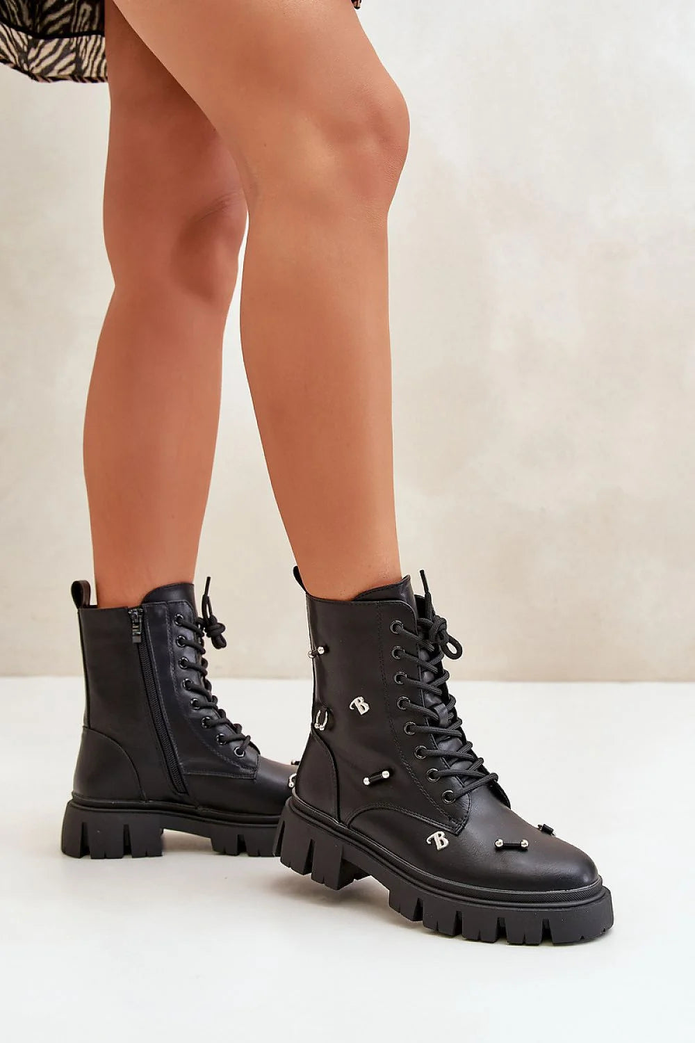 Bottes pour femmes en cuir artificiel style audacieux design moderne fermeture éclair laçage supplémentaire tige montante talon 5.5 cm