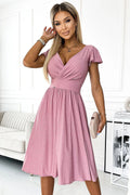 Robe de soirée élégante rose pâle tissu brillant encolure V croisé manches courtes évasée coupe A femmes