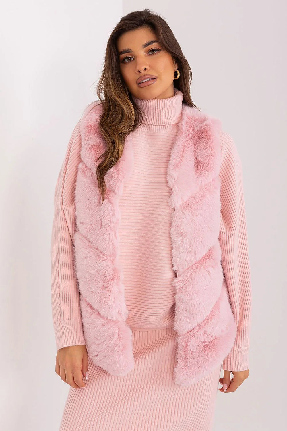 Ensemble vêtements femmes pull col roulé gilet fourrure synthétique rose pâle rose vif texture maille côtelée douceur chaleur