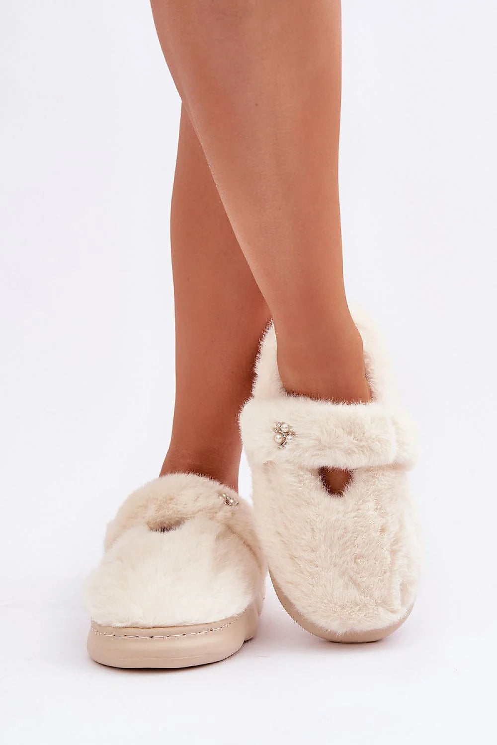 Pantoufles en fourrure pour femme, design élégant, perles et strass, confort intérieur, style sophistiqué, parfaits pour la détente, look chic et raffiné