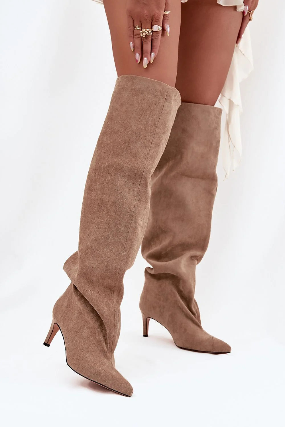 cuissardes femme cuir suédé taupe tige longue effet slouch enveloppant bout pointu talon fin élégantes confortable durable chic soirée automne