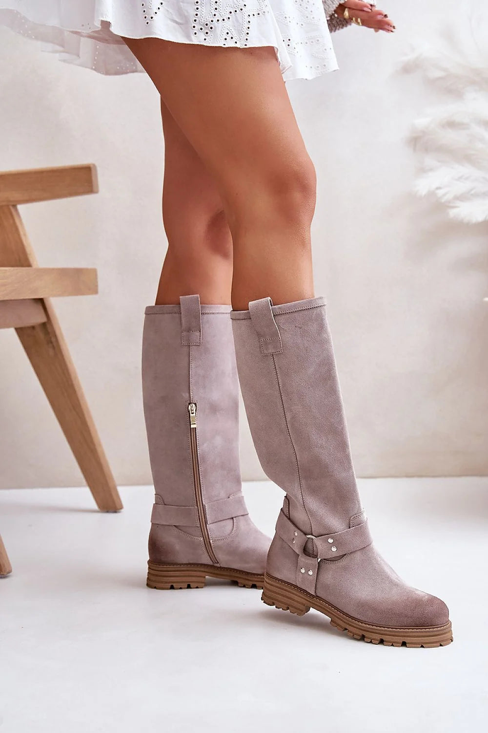 Bottes cuissardes daim naturel casual chic confortables élégantes taupe clair fermeture éclair dorée moto