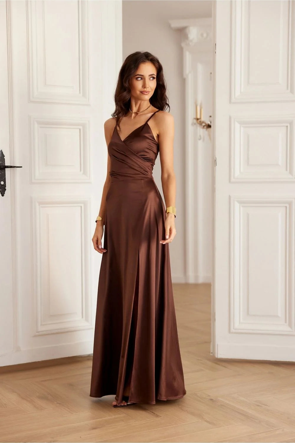 Robe longue élégante pour femme en satin couleur chocolat V-neck bretelles spaghetti fente asymétrique occasion spéciale
