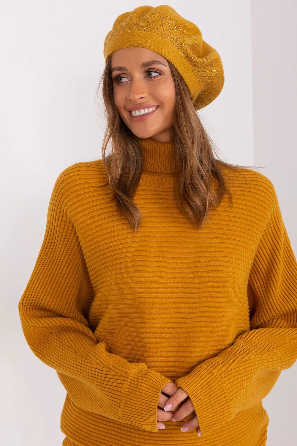 Ensemble pull beret moutarde maille coton cachemire acrylique tricot cotelé broderie délicate mode féminine
