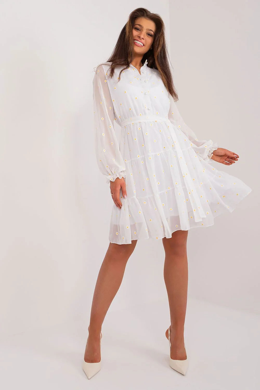 robe cocktail féminine blanche imprimée marguerites jaunes manches longues bouffantes taille cintrée jupe volants étagée voile chiffon doublure