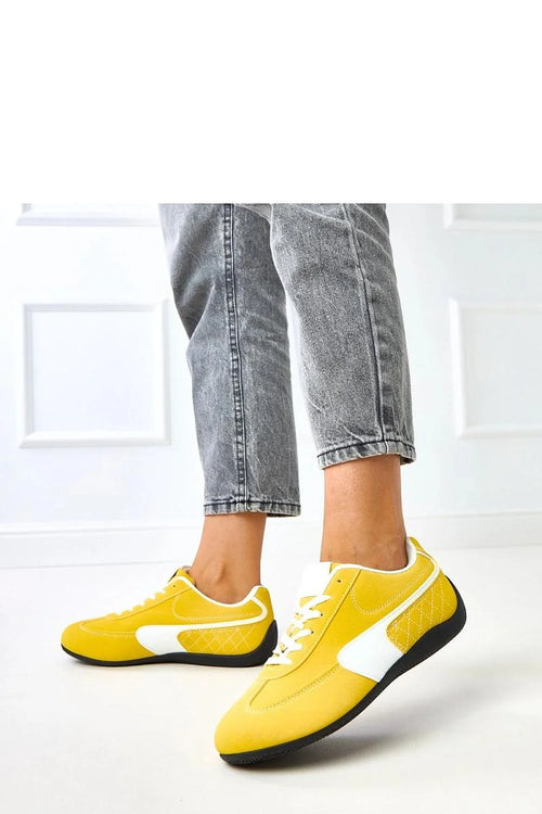 baskets basses running rétro jaune vif empiècements blancs semelle noire caoutchouc cuir suédé écologique bout arrondi silhouette fuselée confortable légère