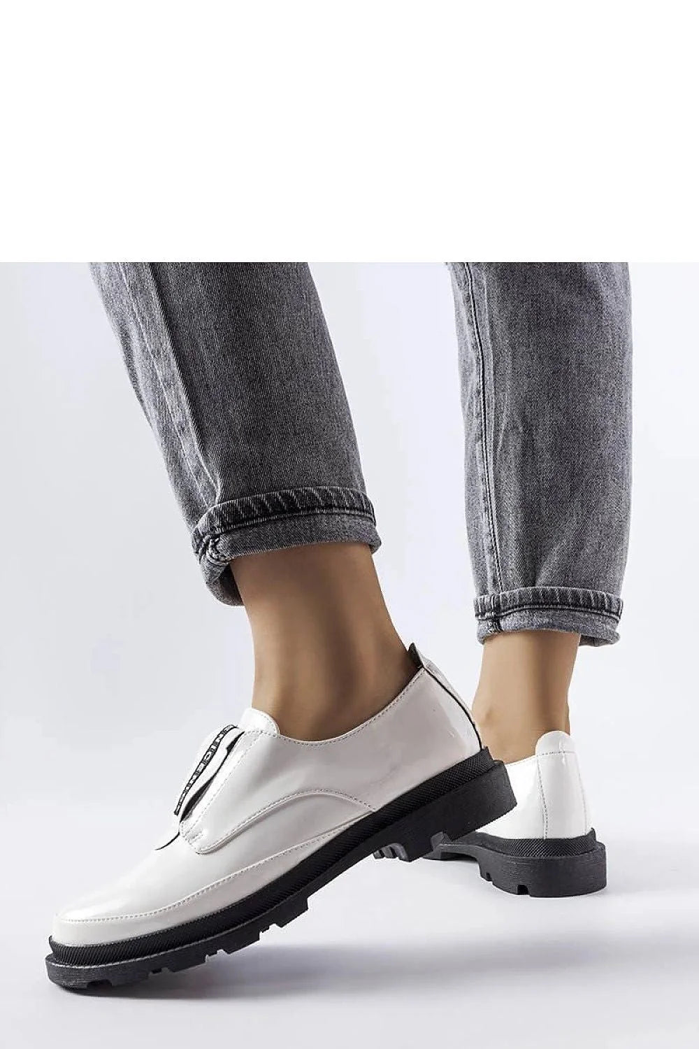 Chaussures basses modernes pour femmes, design épuré, semelle épaisse, vegan, blanc contrastant, style casual-chic, collection Legget