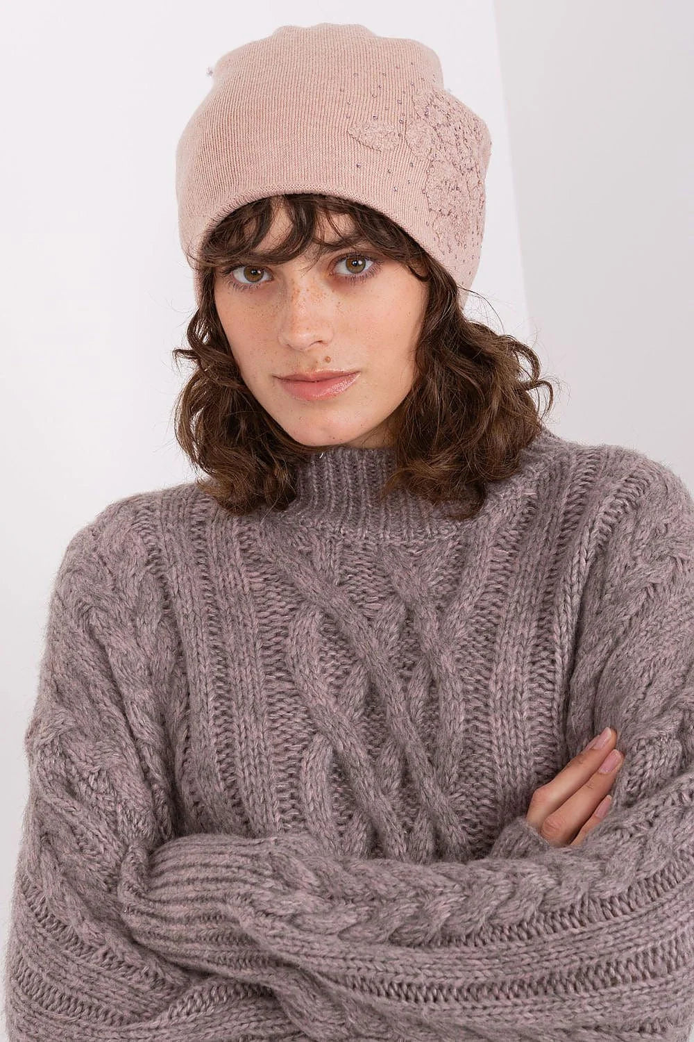 Bonnet slouchy en cachemire acrylique coton rose pâle brodé fleurs perles pull-over tricot torsadé gris taupe femme