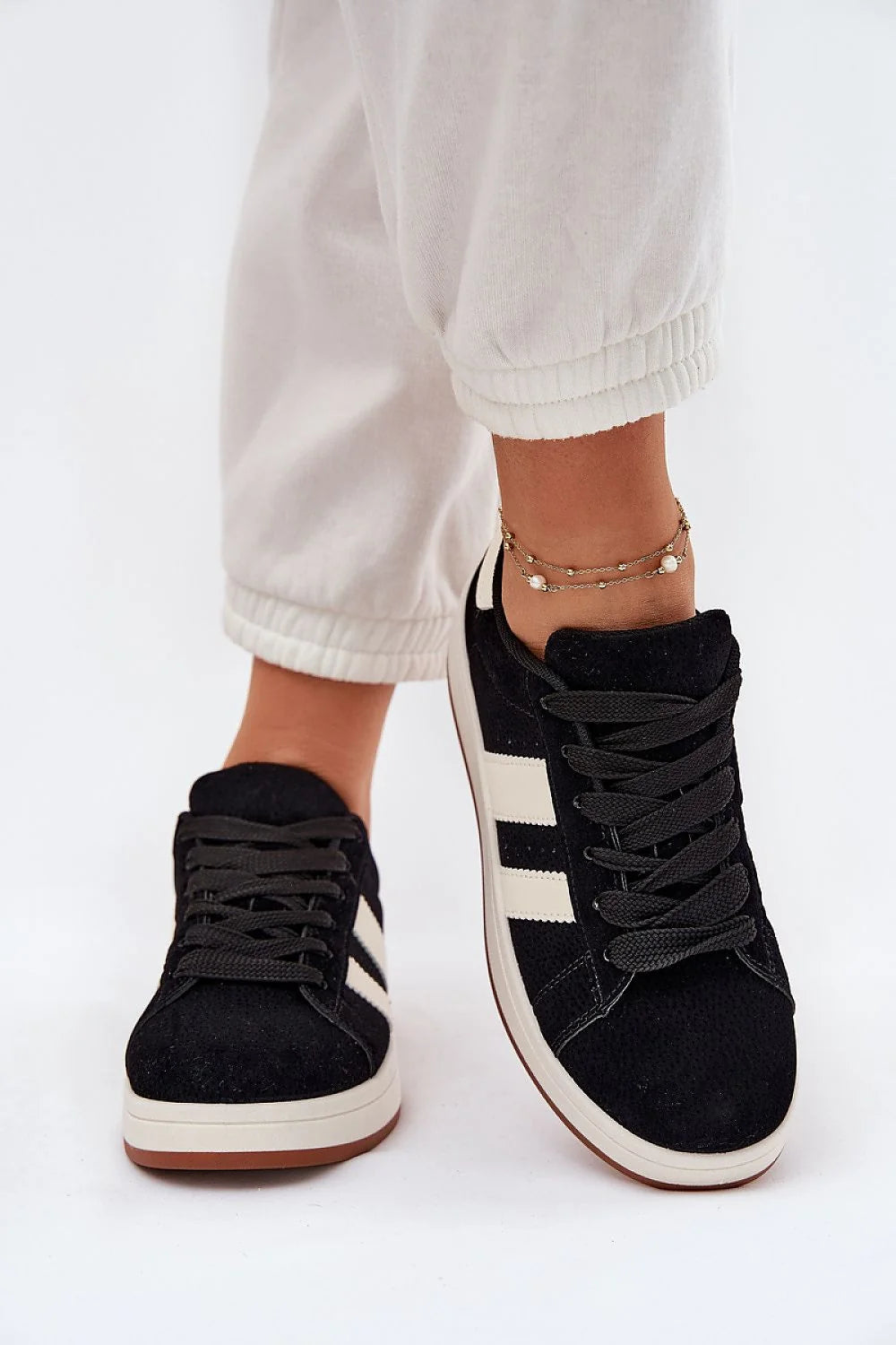 Chaussures de sport modernes pour femmes en daim noir style épuré semelle blanche confort maximal trendy occasion quotidienne taille ajustable design délicat amorti optimal matériau écologique tendance 2023 mode urbaine baskets féminines