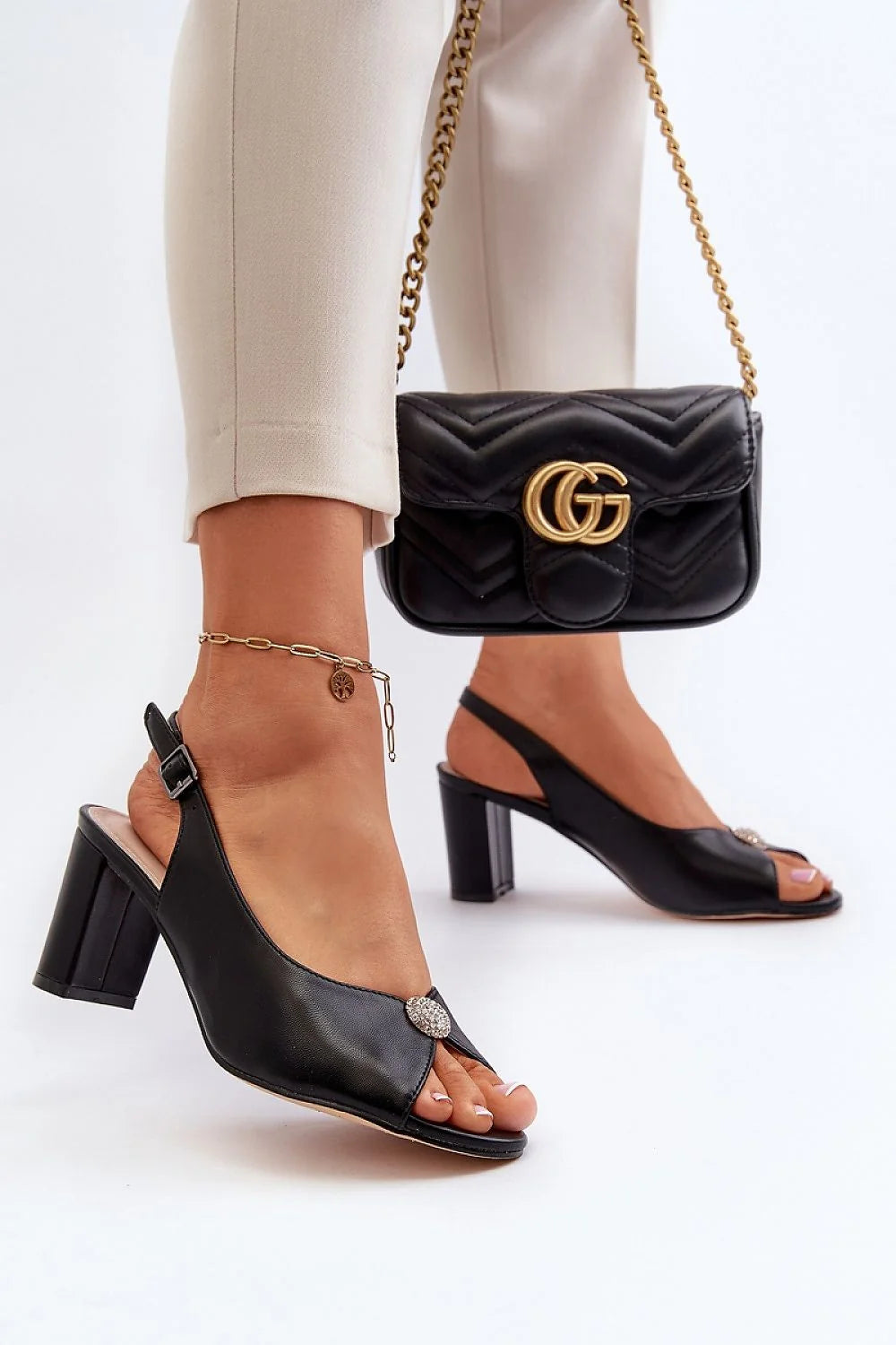 Sandales élégantes pour femmes style slingback cuir noir talon moyen détails bijou argenté occasion spéciale