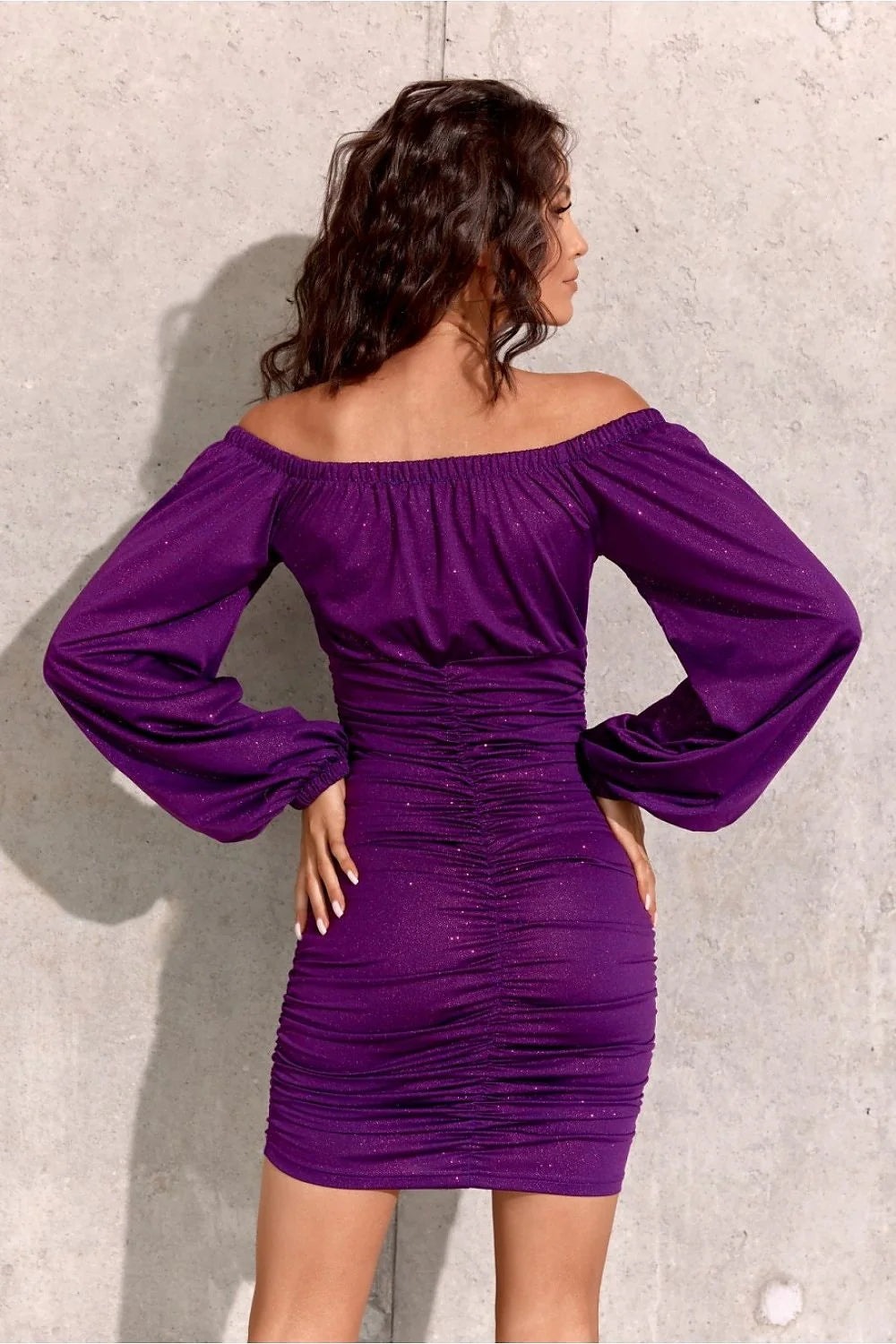 robe soirée mini moulante bardot épaules dénudées manches longues bouffantes poignets élastiqués fronces drapé stretch pailleté violet profond